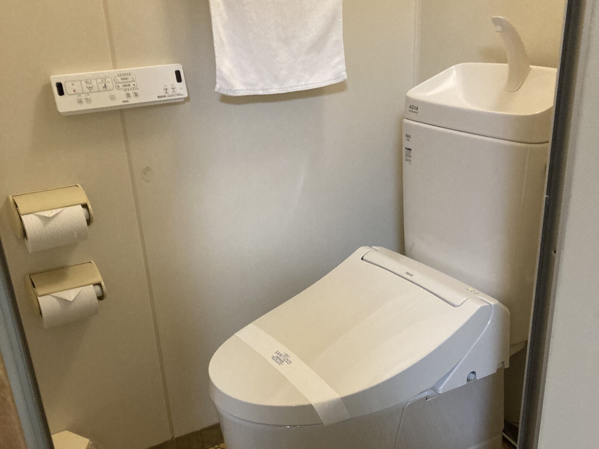 Japanese-style room, smoking room, room with no bath, toilet