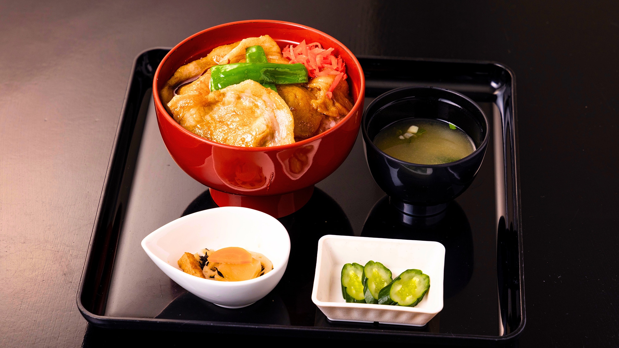 [Tokachi Pork Bowl] A hearty dish with a melt-in-your-mouth texture and rich red meat flavor