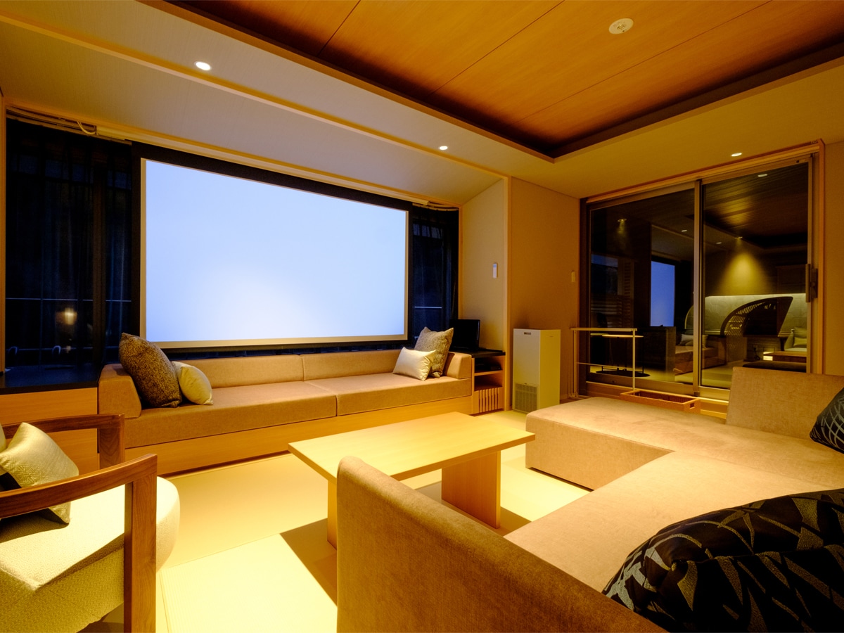 [ーSuiteRoomーMizuki] ≪客厅≫ 设置了投影仪式家庭影院。大屏幕上的强大图像