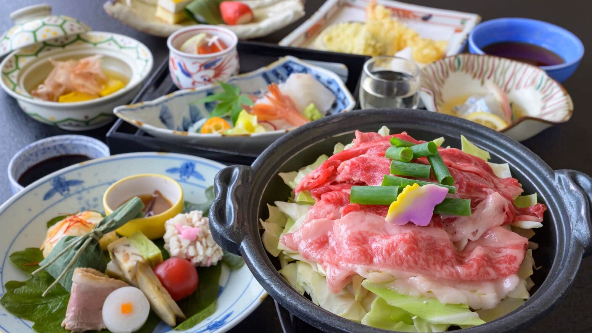 【時令懷石料理套餐】這是山本店引以為傲的標準懷石料理套餐。鳥取縣內的美食種類繁多！