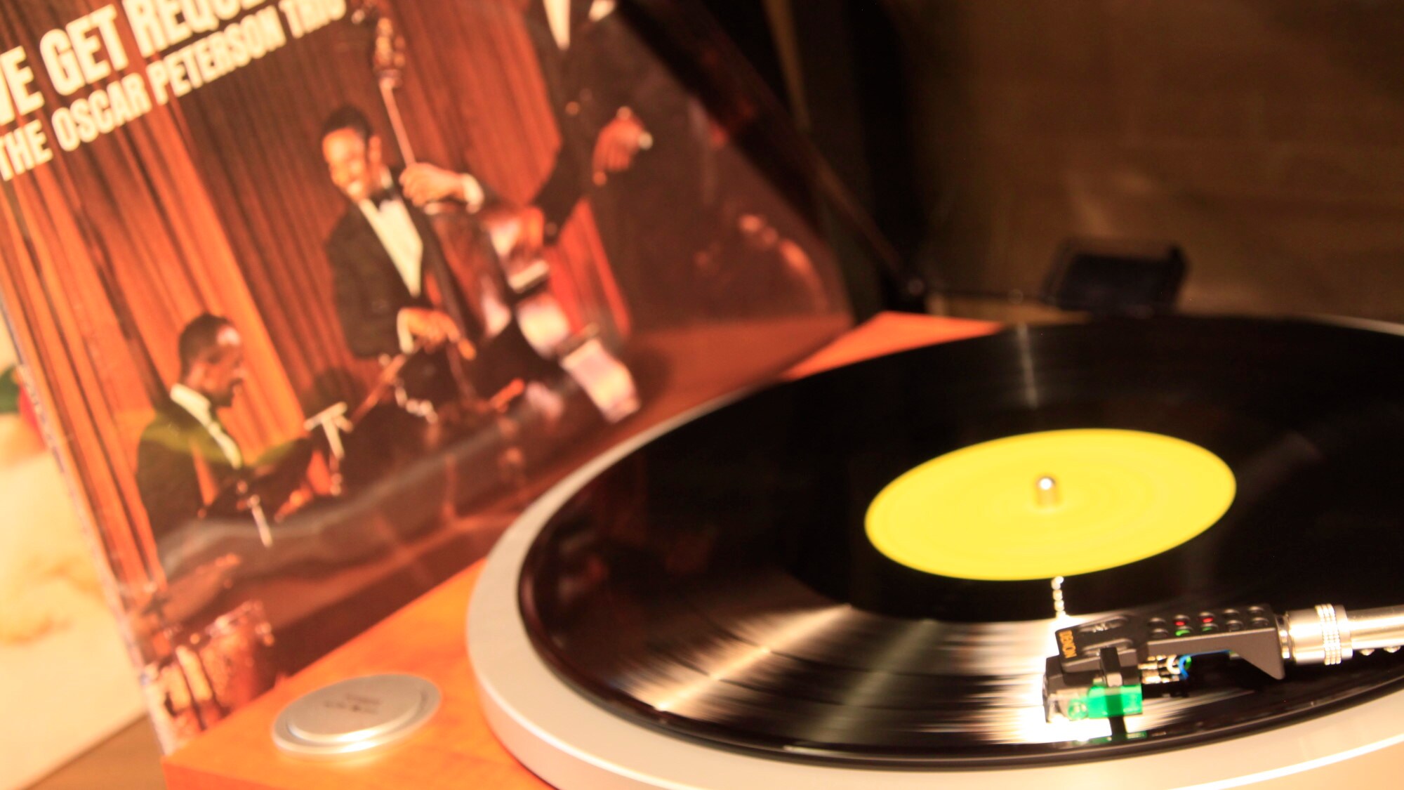 [Lobby Lounge] Relax to the nostalgic yet fresh sound of records.