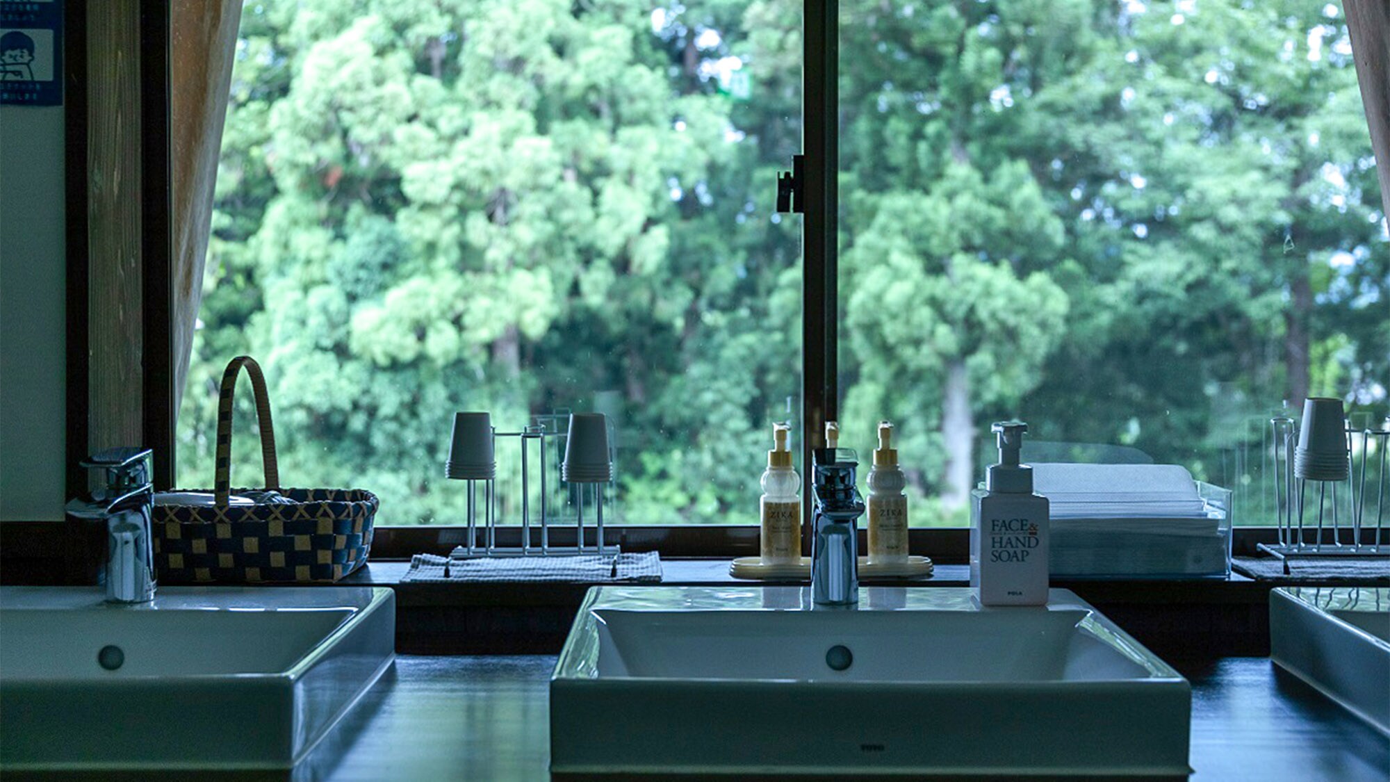 ・Bathroom space: A clean space where you can see the nature outside the window