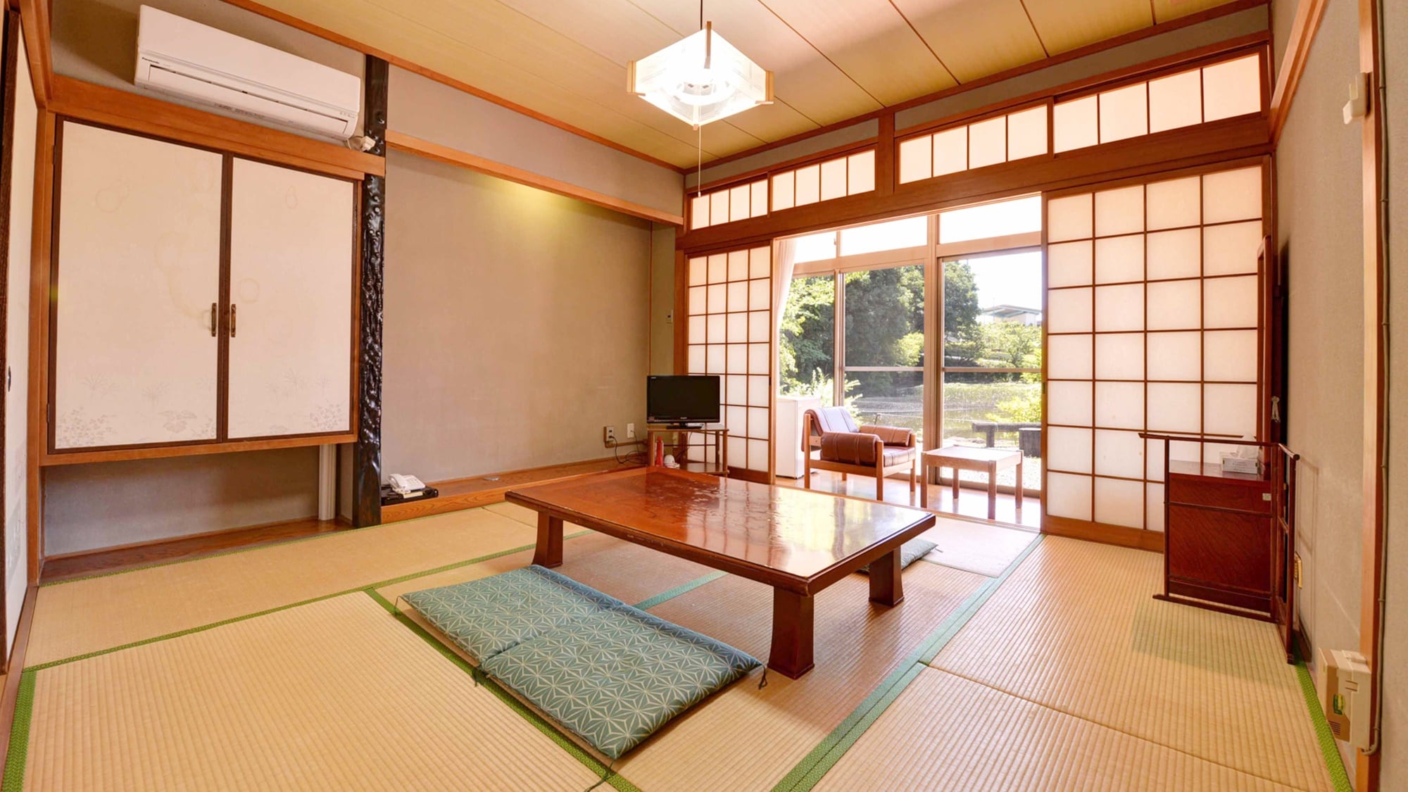 *Hãy thư giãn trong căn phòng có mùi hương thoang thoảng của chiếu tatami.