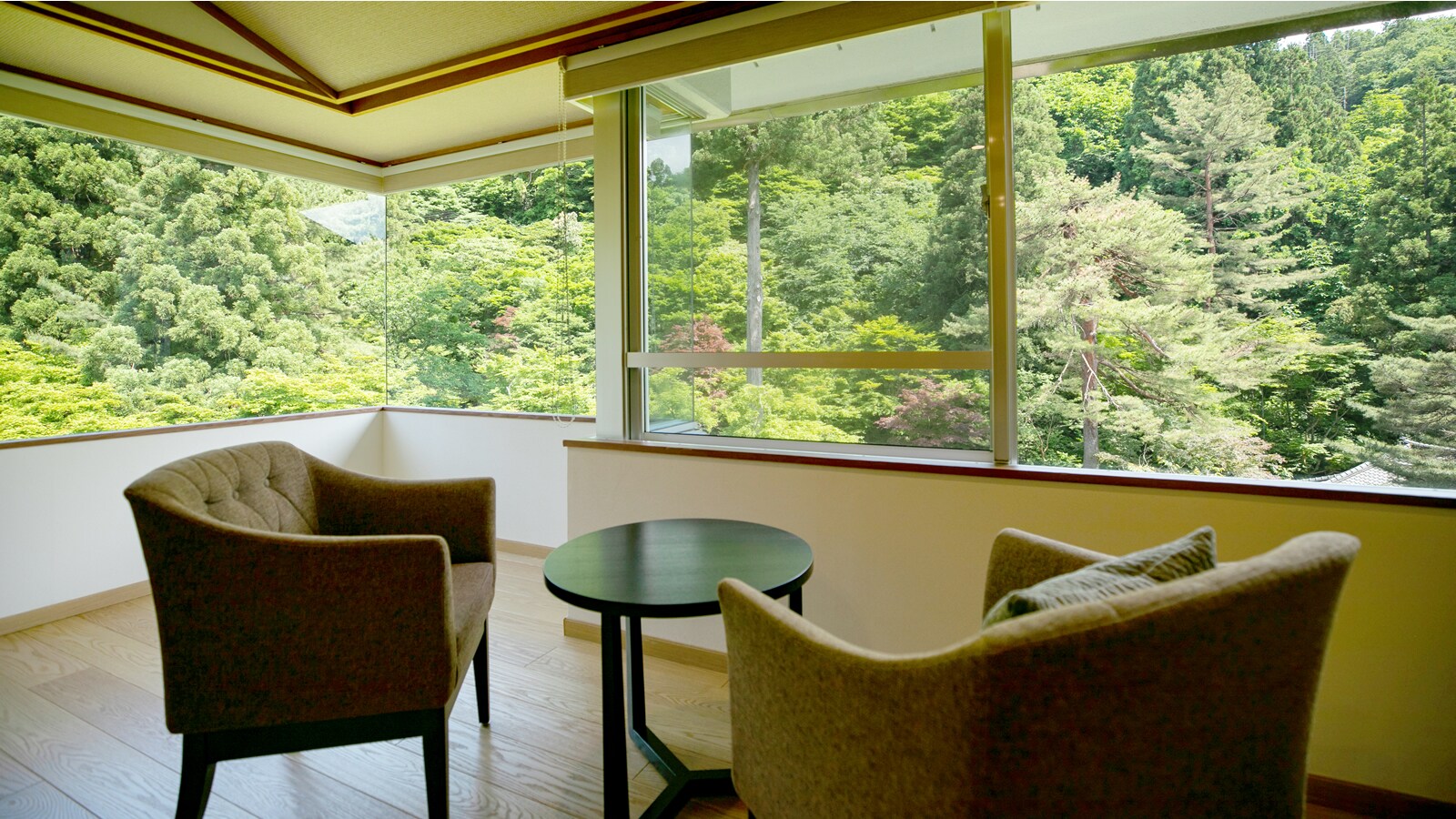 【本馆日西合璧式房间】从宽大的窗户可以眺望广阔的庭园。