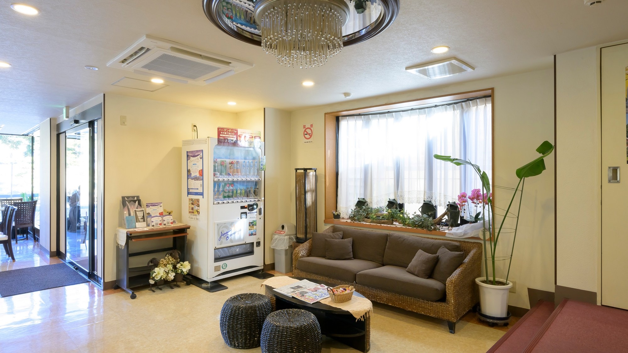 [Lobby Lounge] You can meet up with your companions or use the Wi-Fi to access the internet.