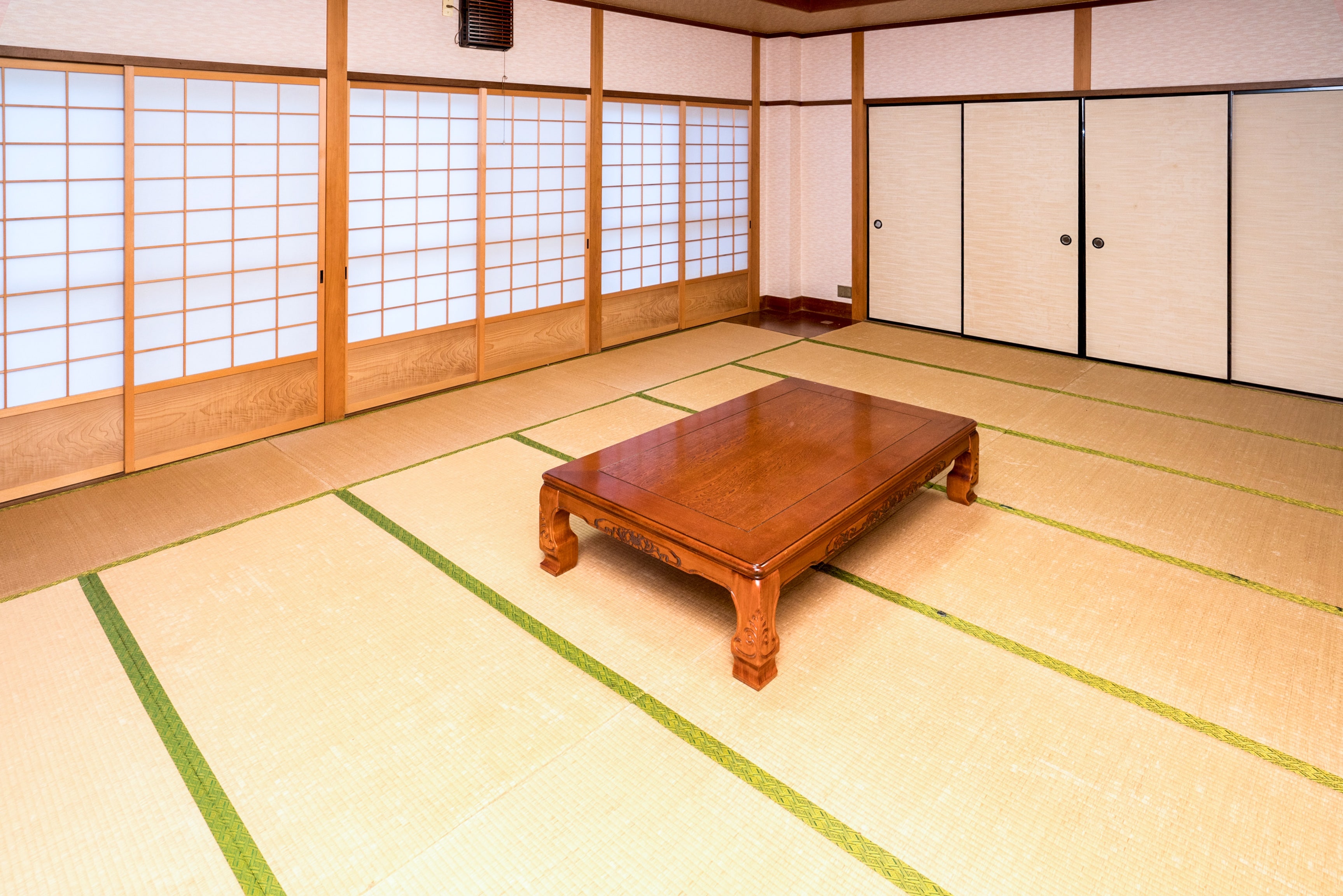 Japanese-style room for five people (shared bathroom and toilet)