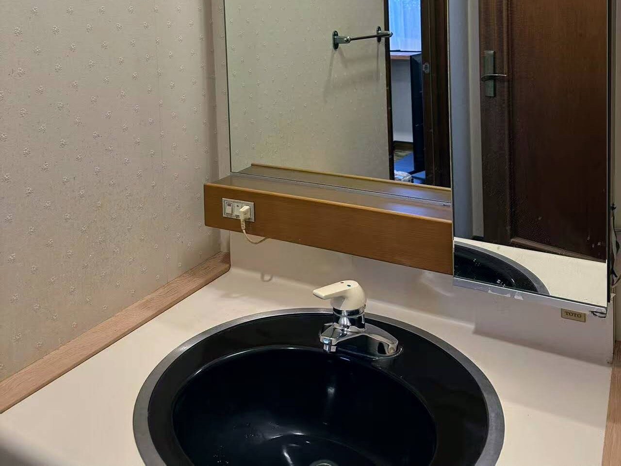 Western-style twin room for 1-2 people, with toilet and shared bathroom [non-smoking]