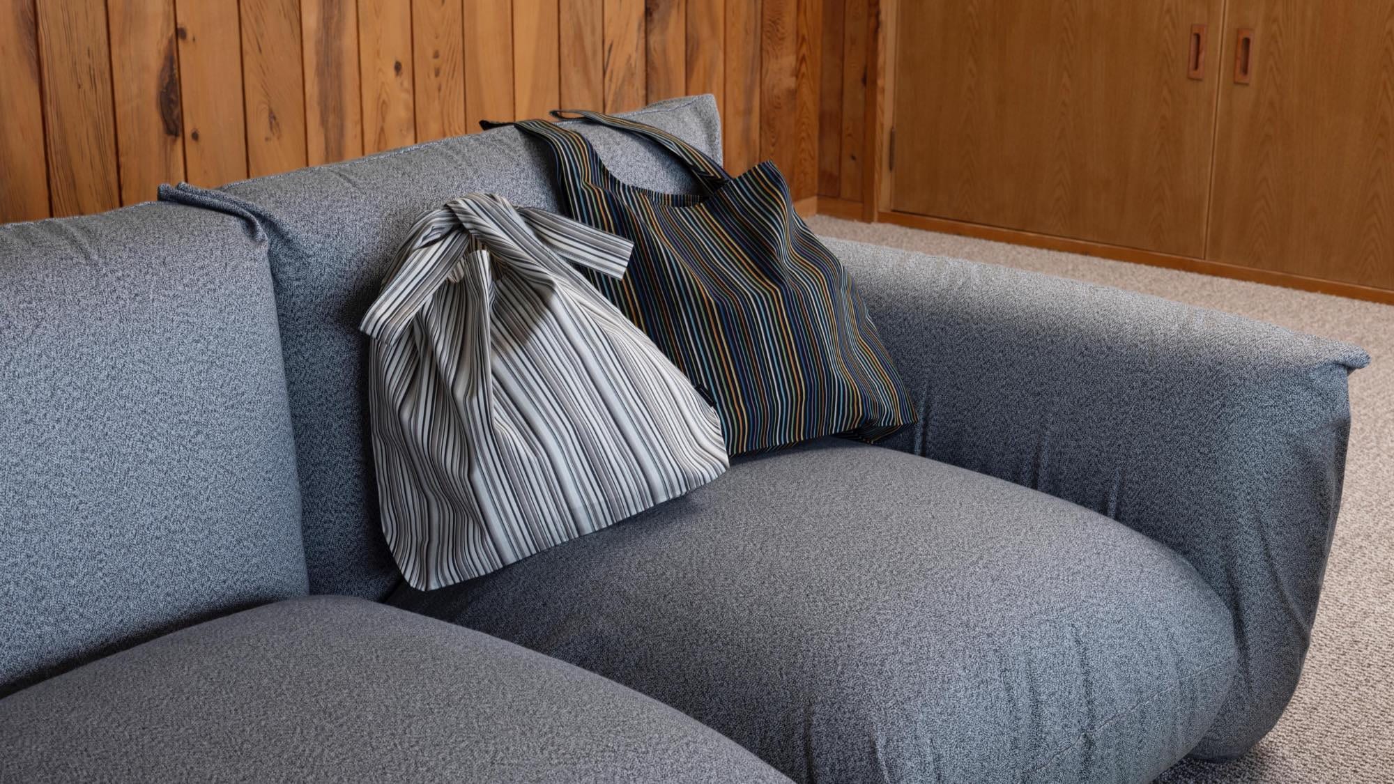 Ogura Shimajima The bath bag and sofa cover are both made of traditional Kokura weave.