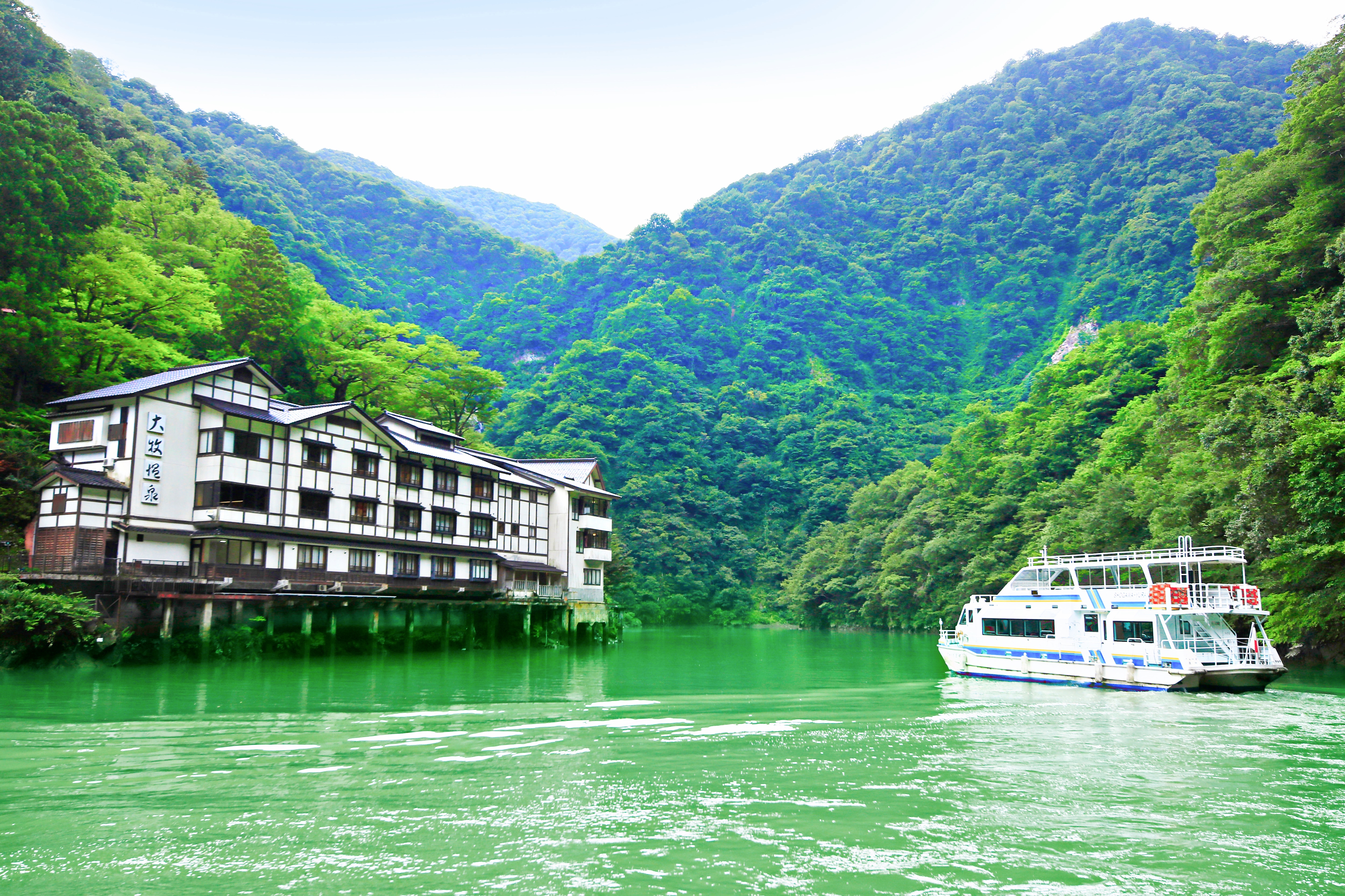 Excursion boat and the exterior of Omaki Onsen