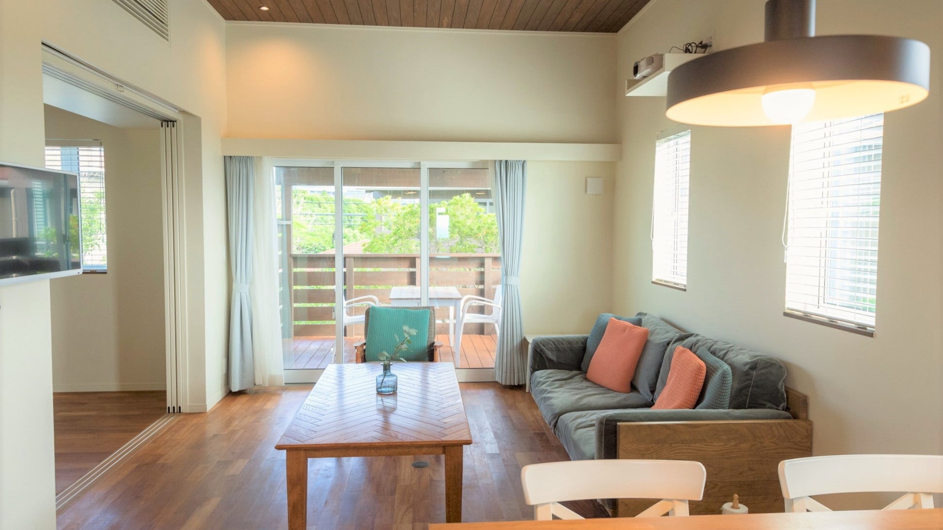 ■ [Entire building (separate type)] Spacious living room, 4 bedrooms, and BBQ terrace