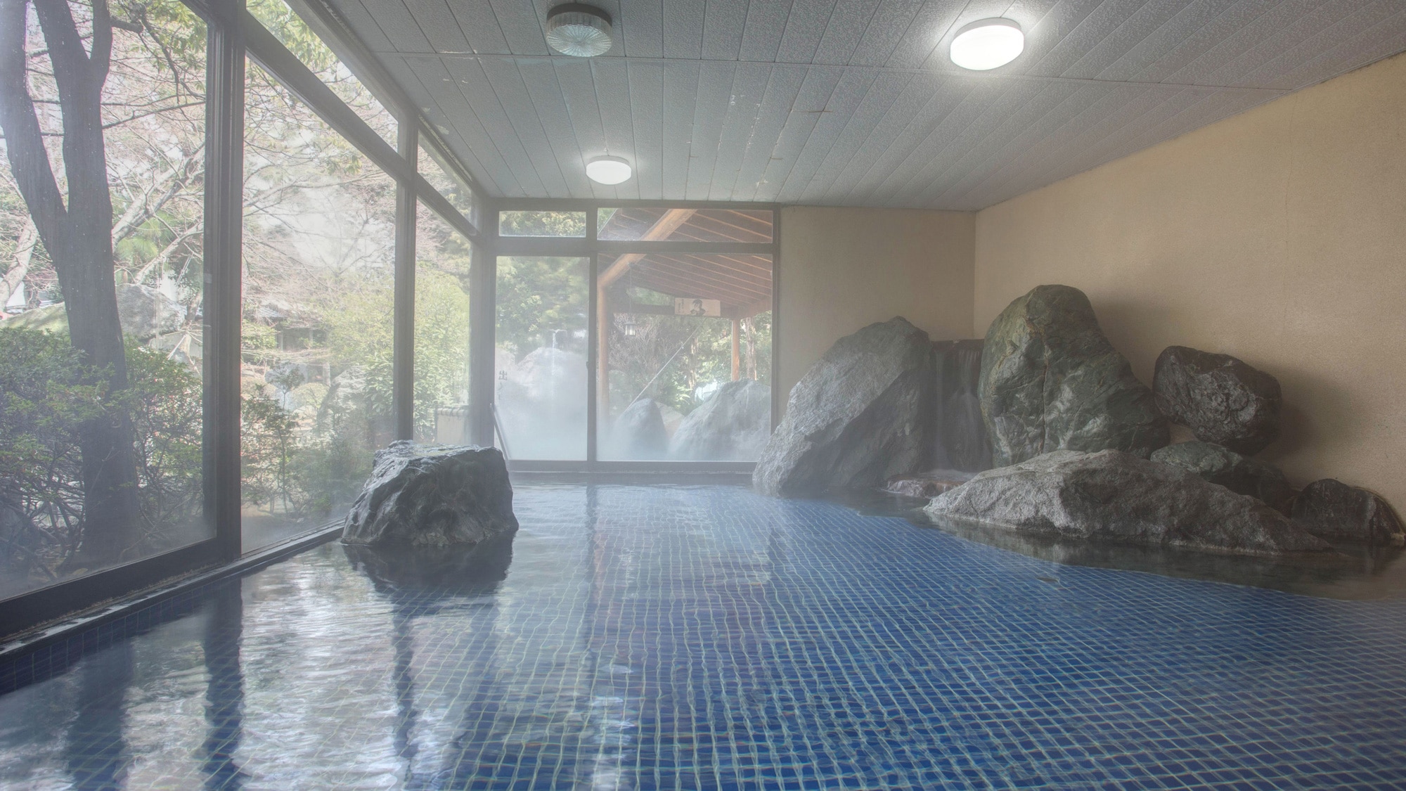 * [Large public bath (for men)] Available 24 hours a day. The spring water is smooth and fine.