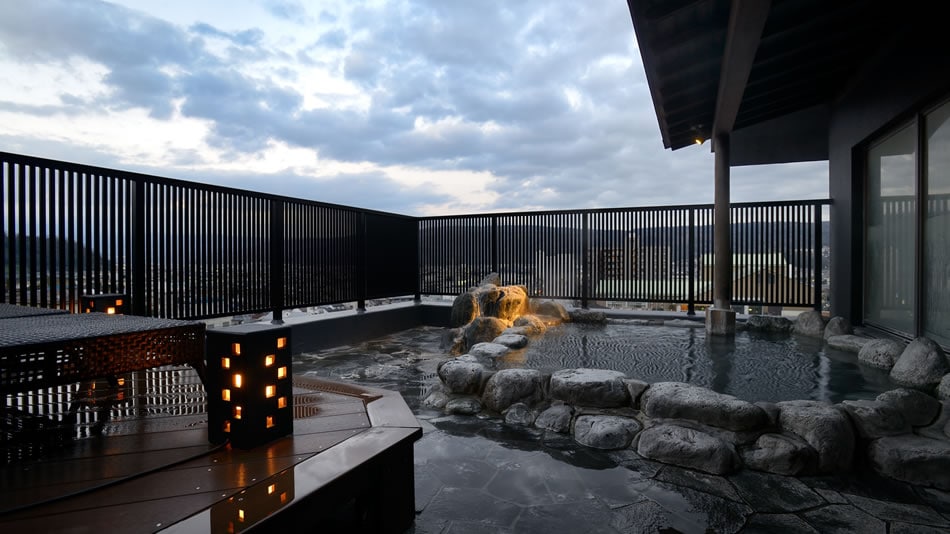 Aerial open-air bath