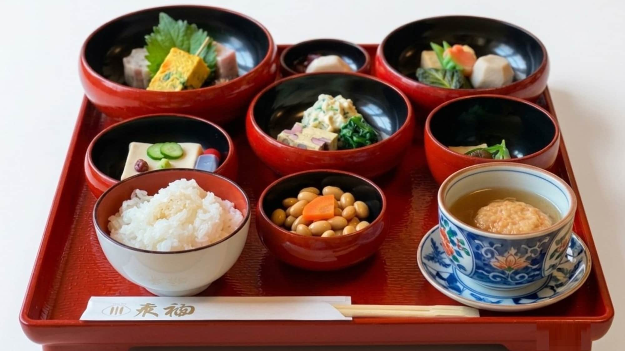 [早餐] <泉線> 用鐵碗盛裝的素食料理 *圖片僅供參考。
