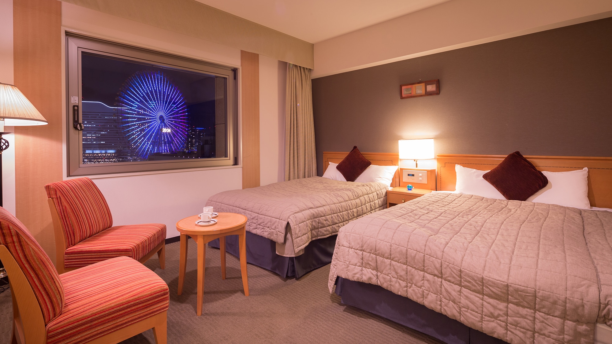 【豪華雙床房:摩天輪一側】窗外可欣賞如畫般的夜景。上鏡的旅行記憶。