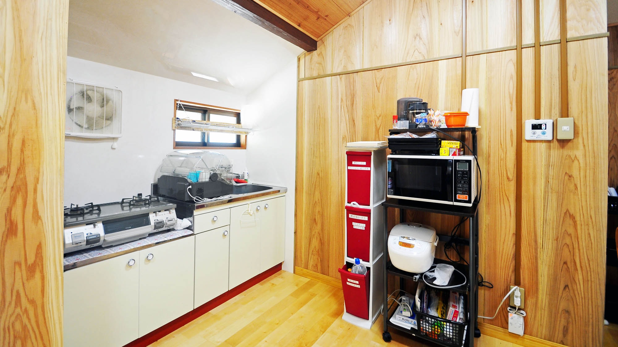 [Kitchen] Rice cooker and microwave oven are also available.