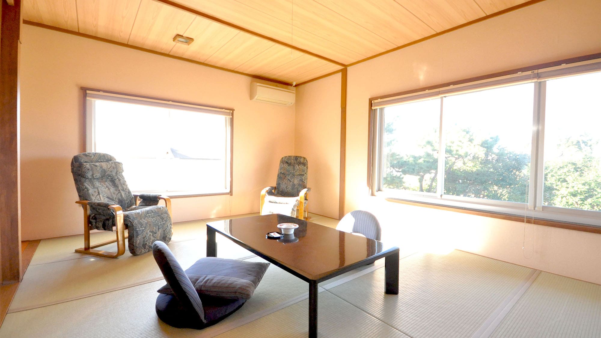 ・ A clean Japanese-style room with a panoramic view of the sea and the Izu Peninsula