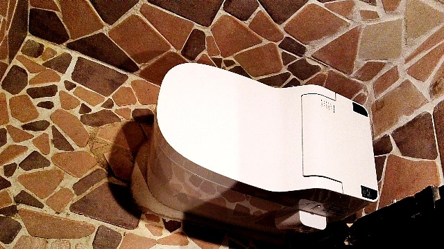 It is a washlet toilet. The terracotta split tiles are carefully pasted together.
