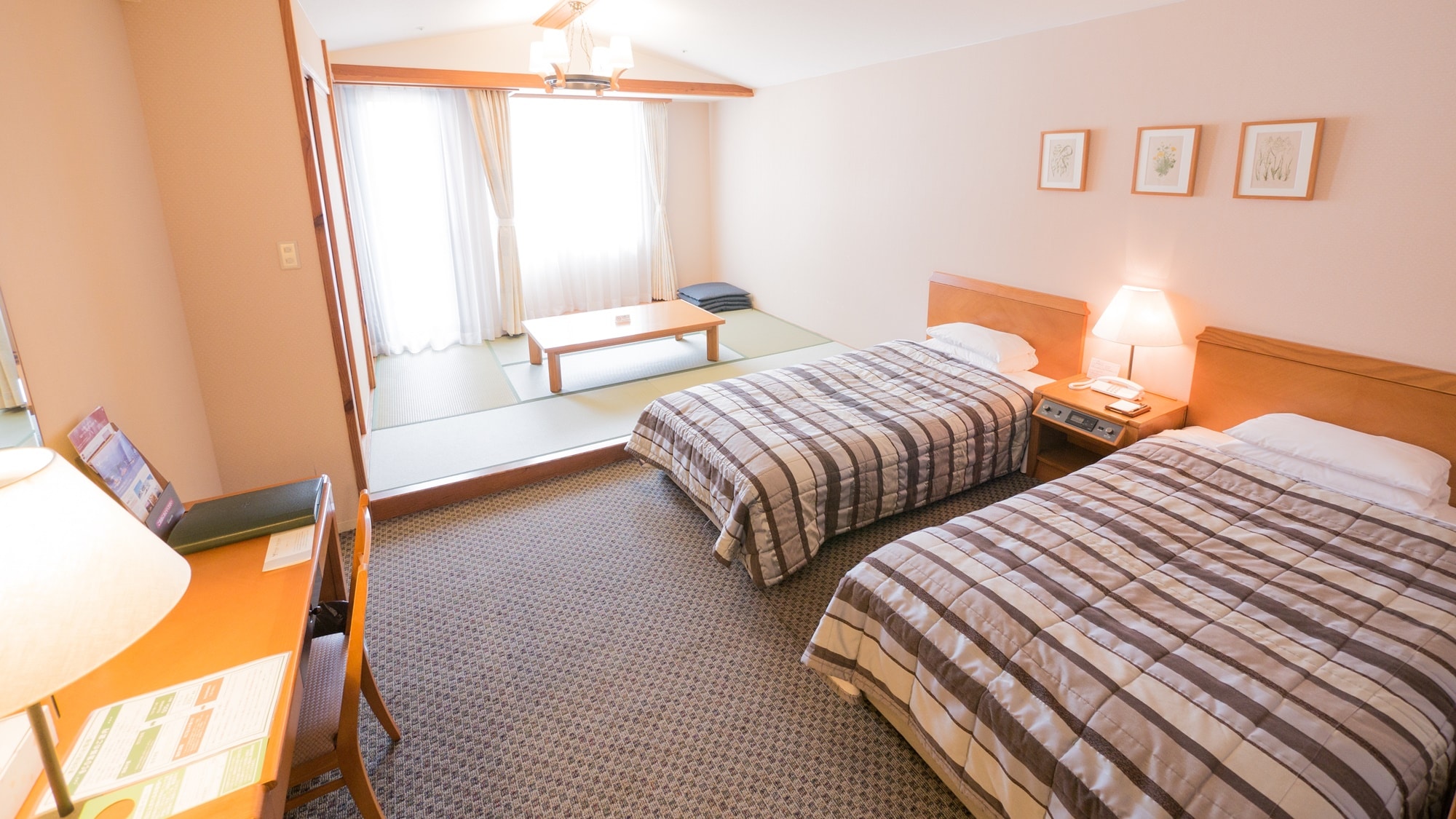 Kamar bergaya Jepang-Barat (twin bed + 6 matras tatami room)