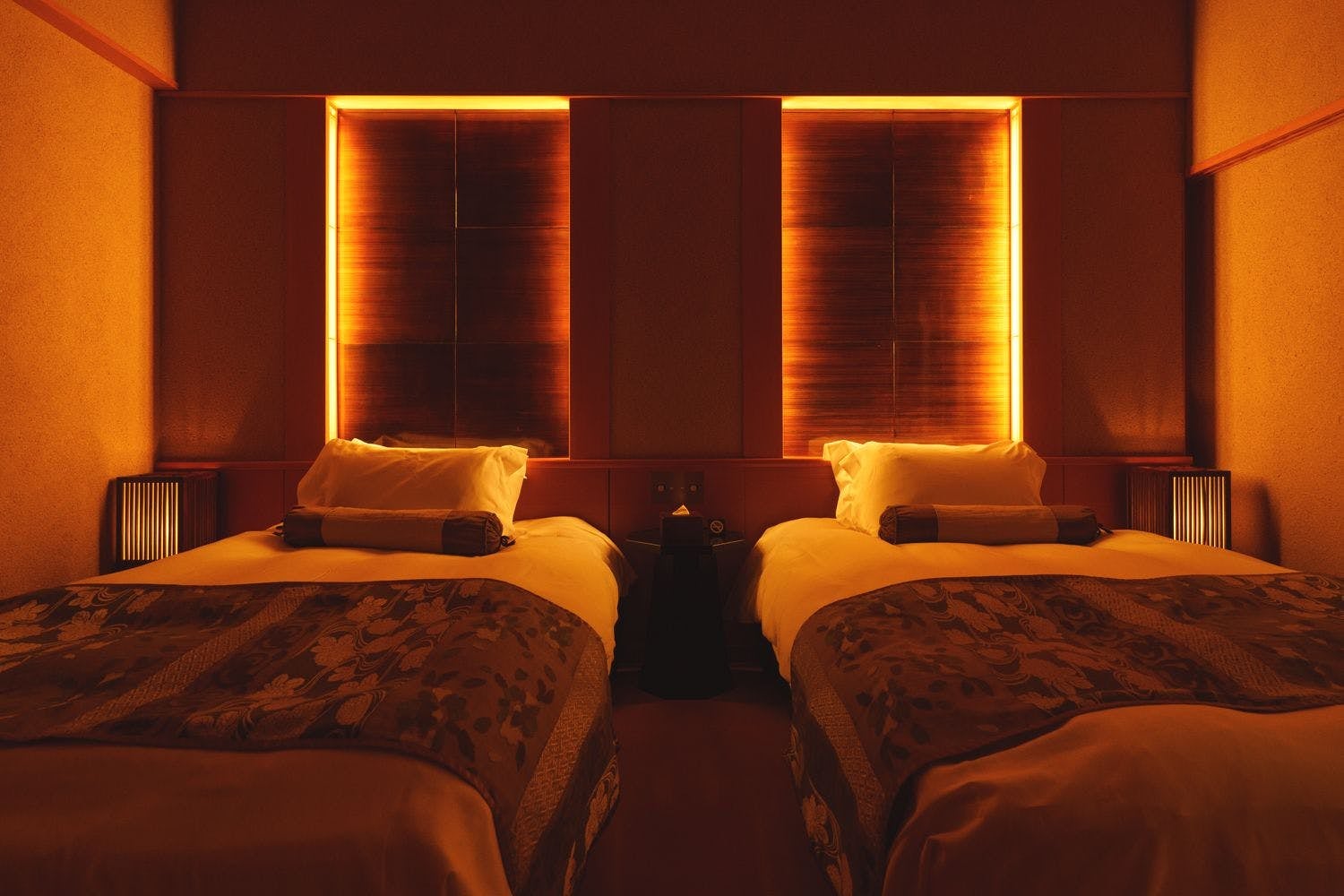 Room 773 "Moon White"