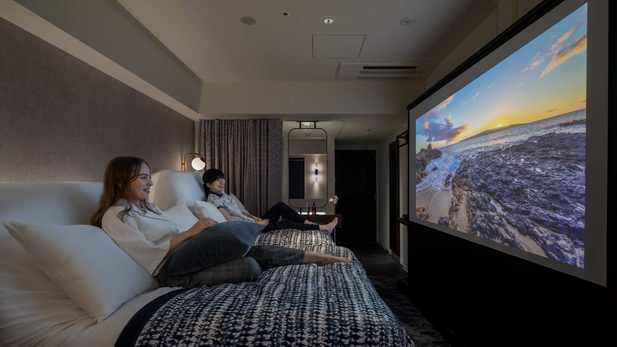 ■ Equipped with a projector and a 100-inch screen, it is a space that feels like a movie theater.