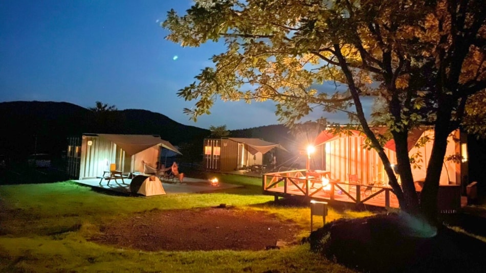 Glamping bên ngoài (ban đêm)