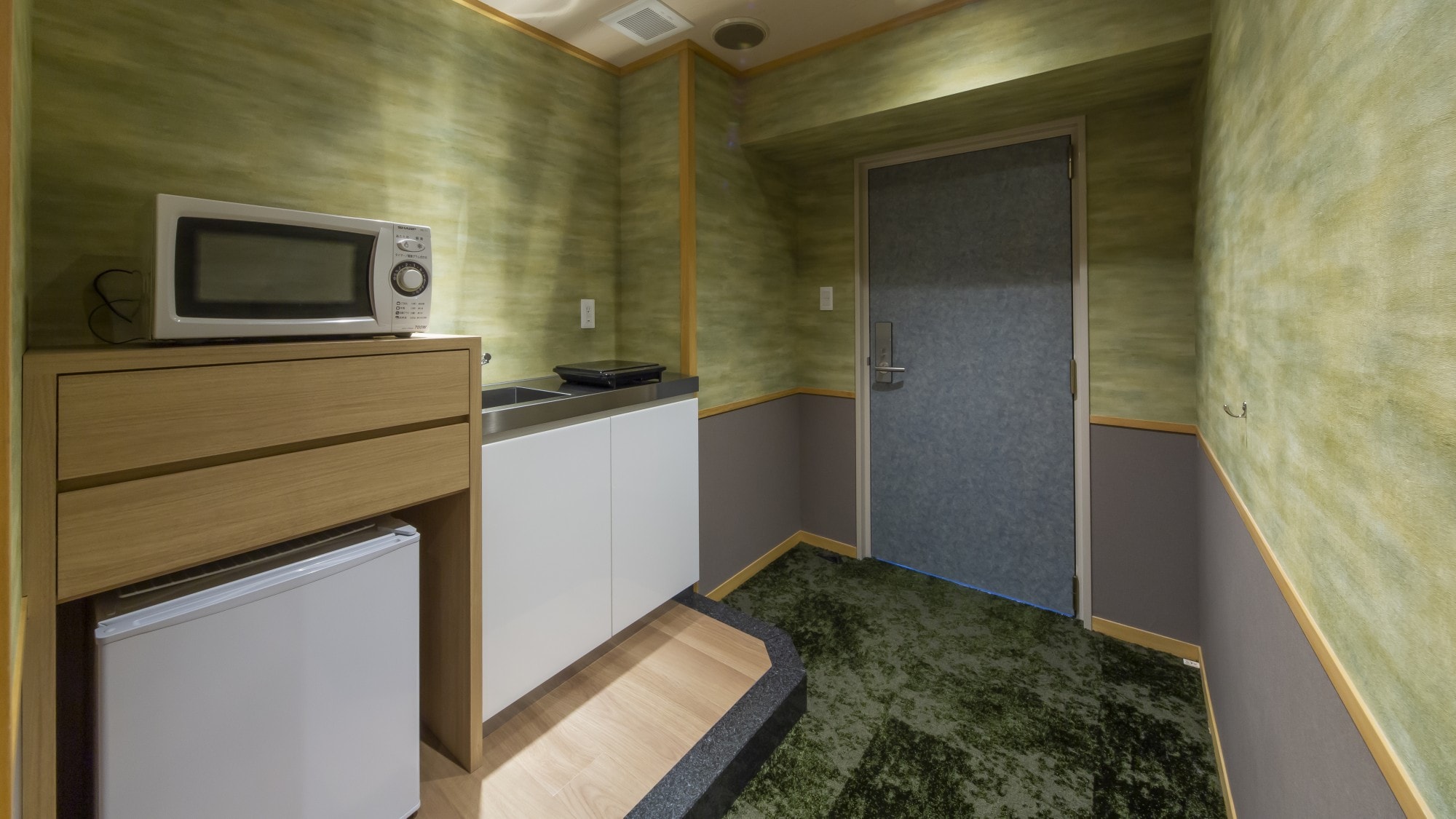 Gambar kamar bergaya Jepang-Barat dengan kamar mandi semi terbuka dan dapur mini