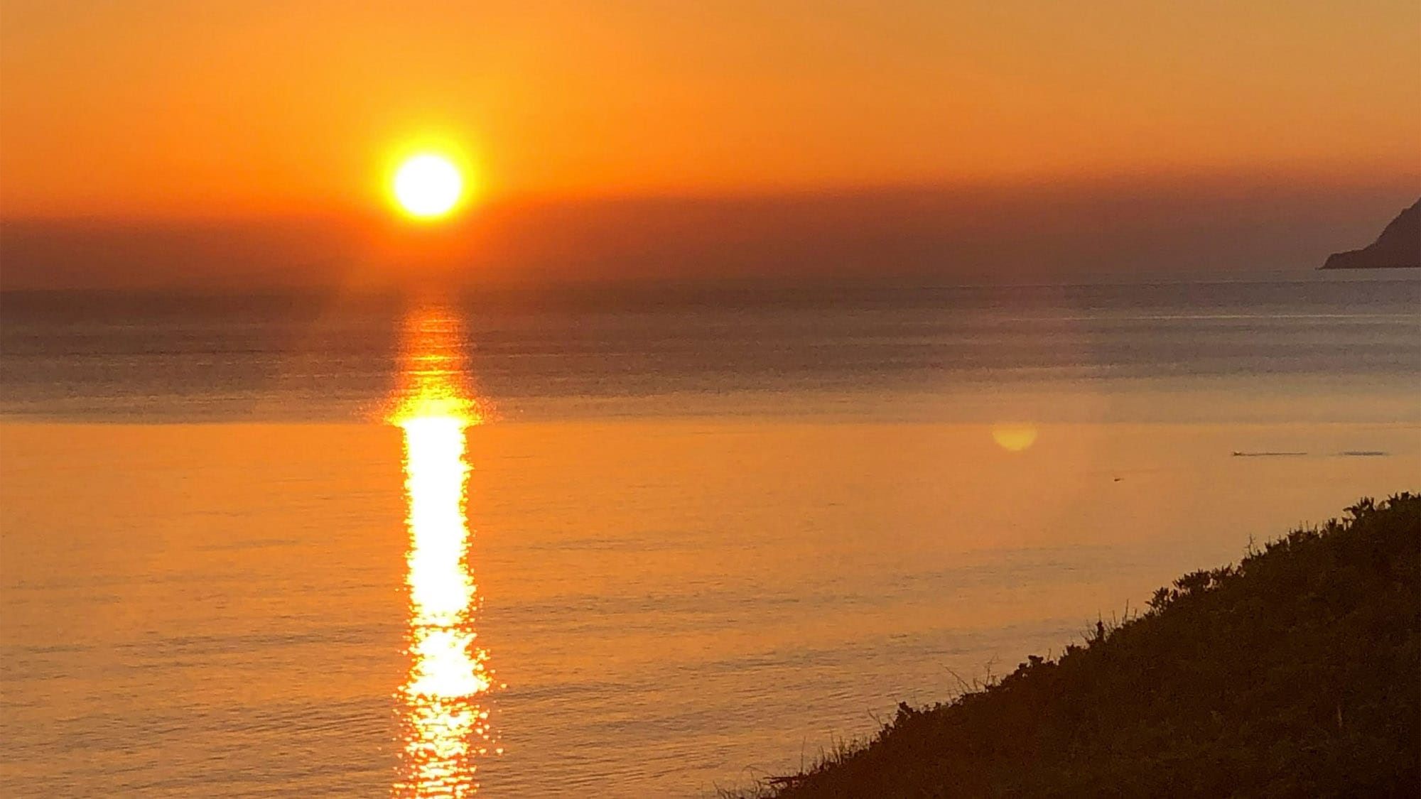 ・ Sunset seen from the beach in front of you