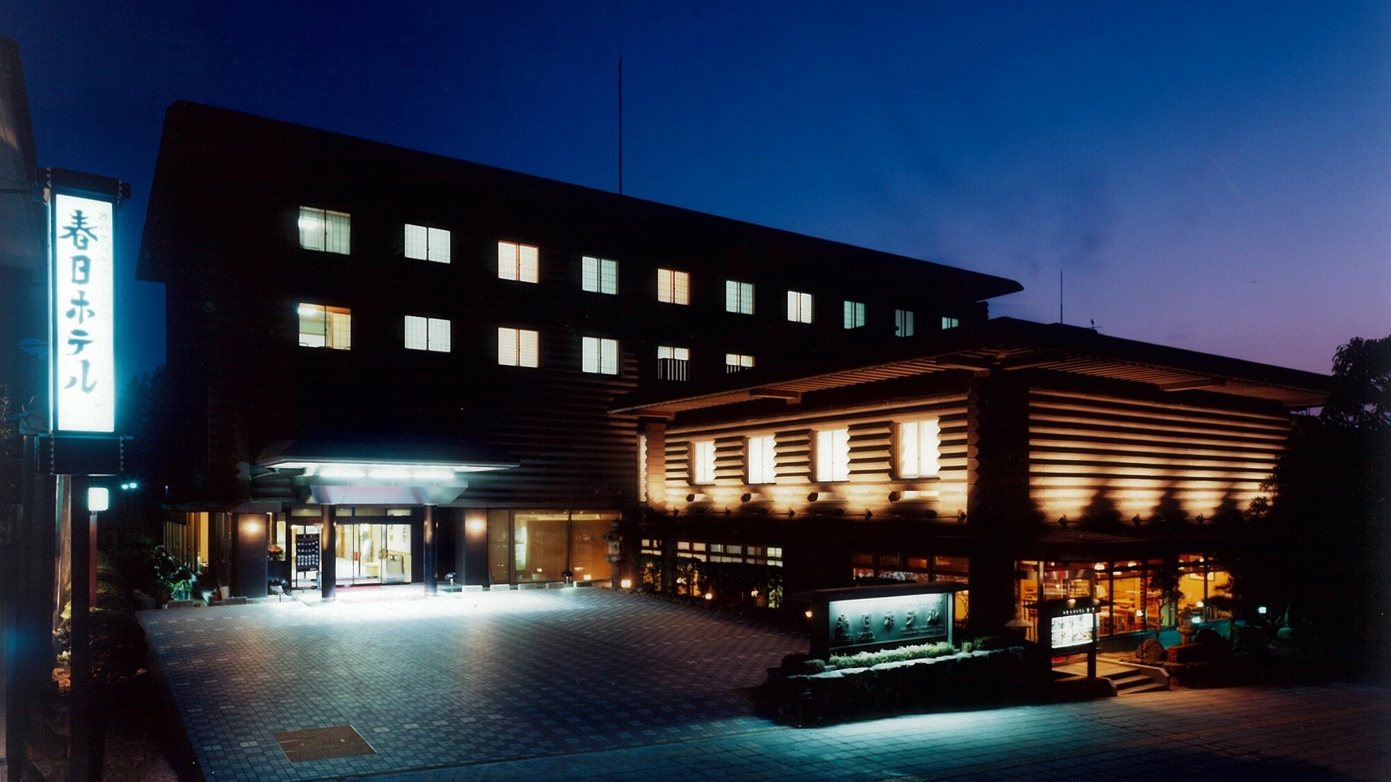 [Hotel exterior] Night view