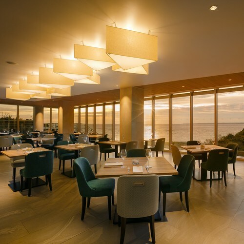 [Seafood & Steak Sisk Grill] A full-scale grill of seasonal seafood and local brand ingredients while gazing at the spectacular view of the setting sun.