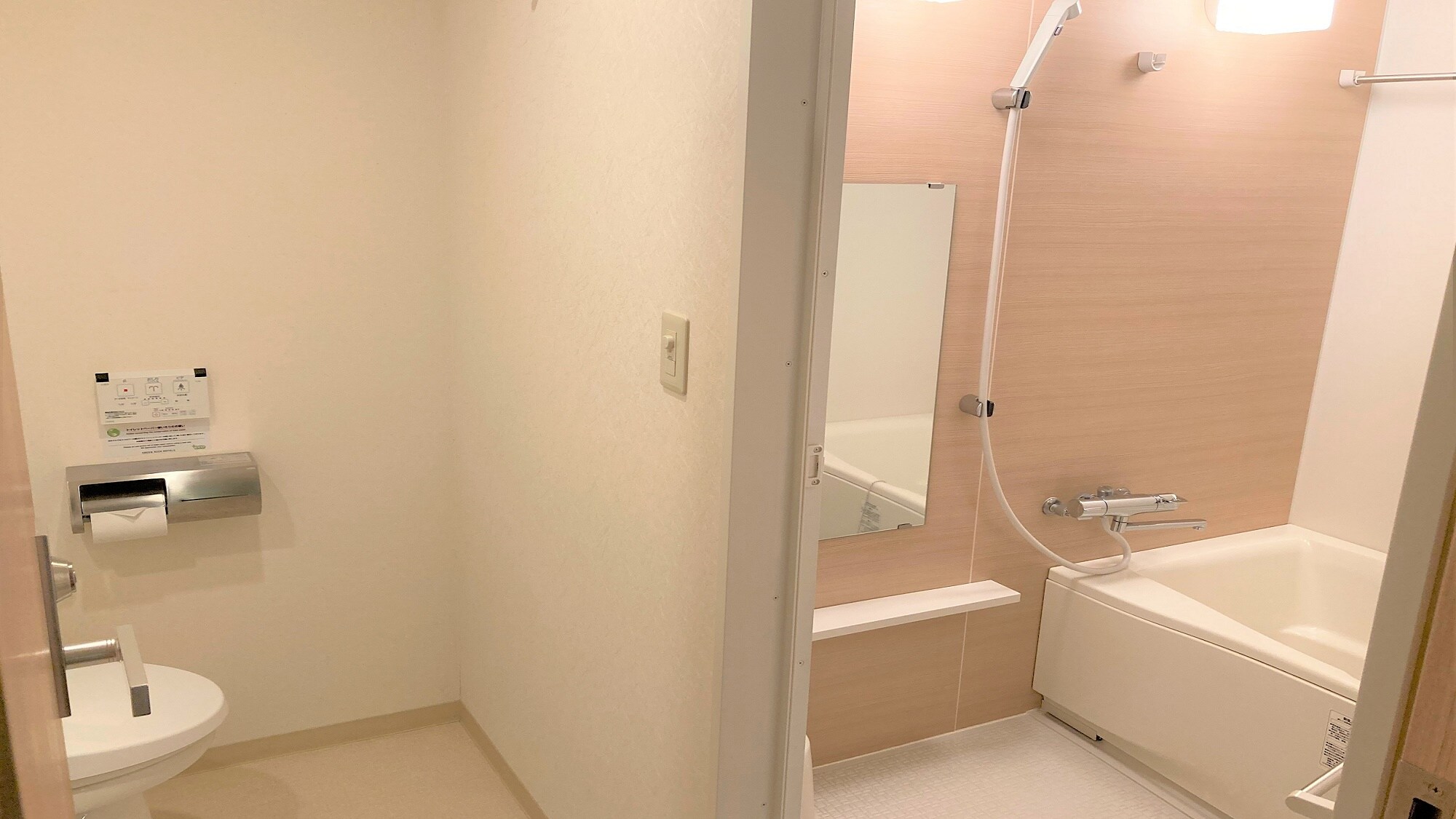 Bathroom: Twin B, Triple B