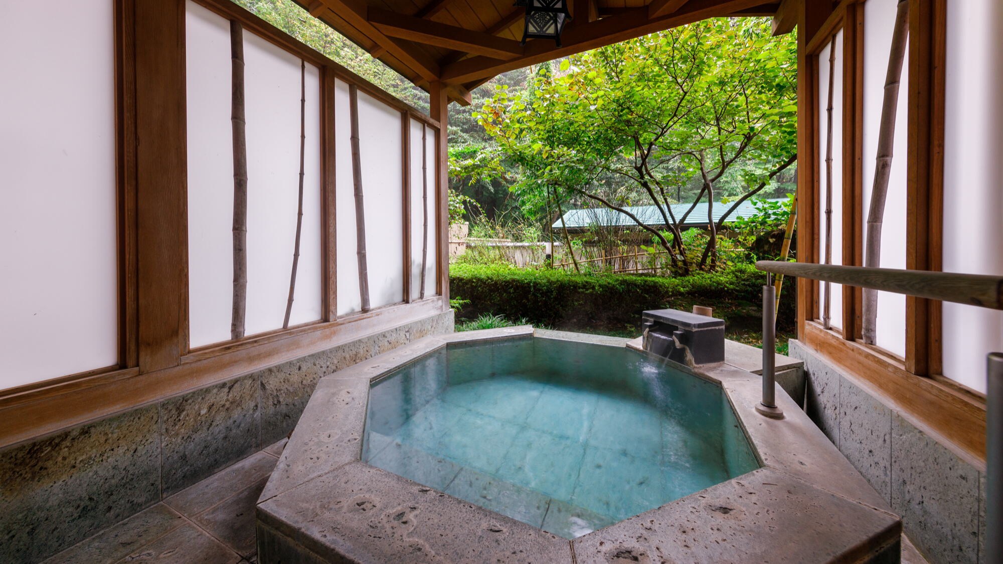 Silakan nikmati kamar kami yang baru direnovasi dengan kamar mandi terbuka.