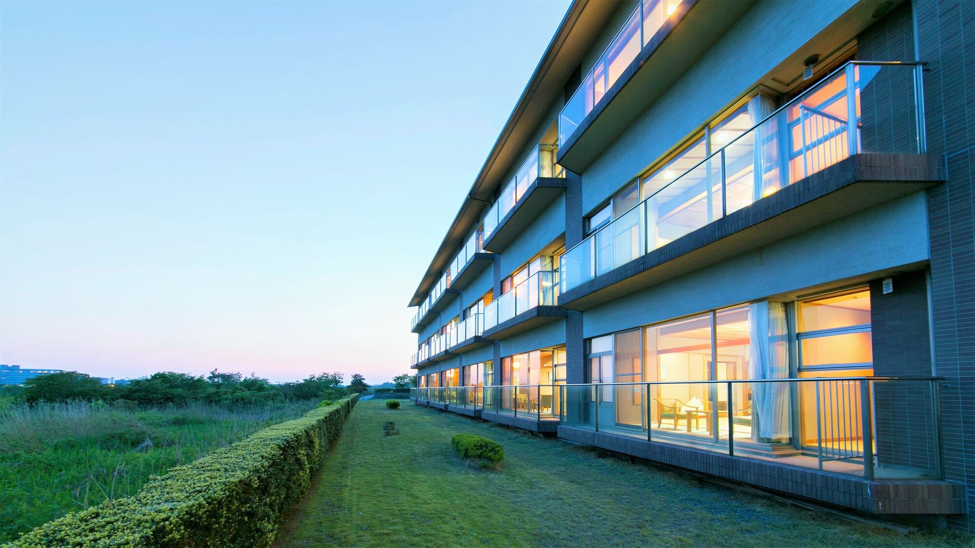 [Exterior] All spacious rooms have a lake view! Please enjoy the food, the hot springs, and your room.