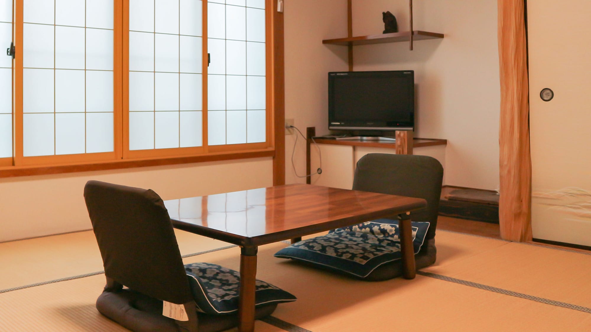 * [Japanese-style room with 6 tatami mats (example of a guest room)] Perfect for solo travelers or business travelers. Stretch your legs and relax.