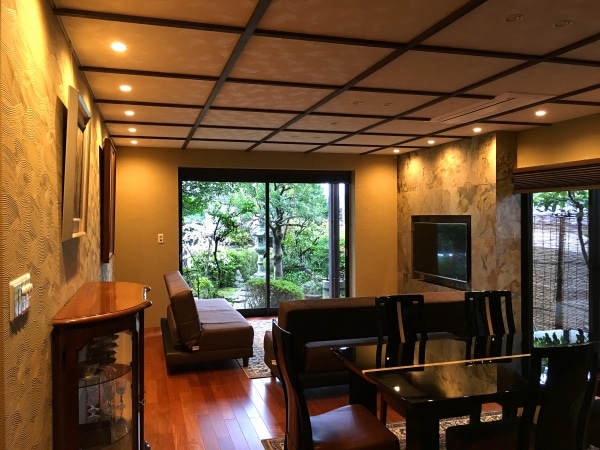 Một bức ảnh chụp khu vườn từ phòng khách.