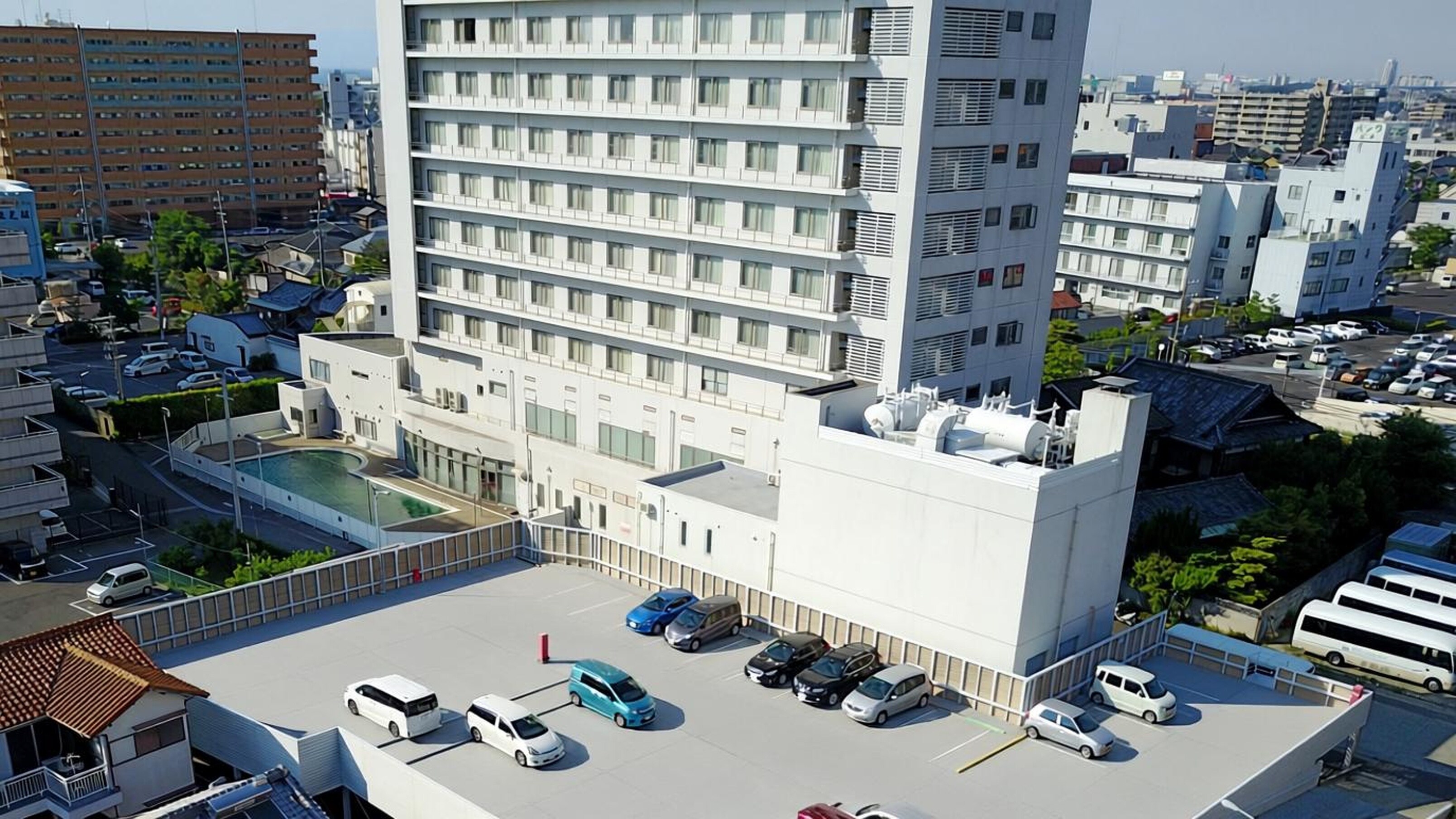Tempat parkir bertingkat dua kedua di belakang hotel.