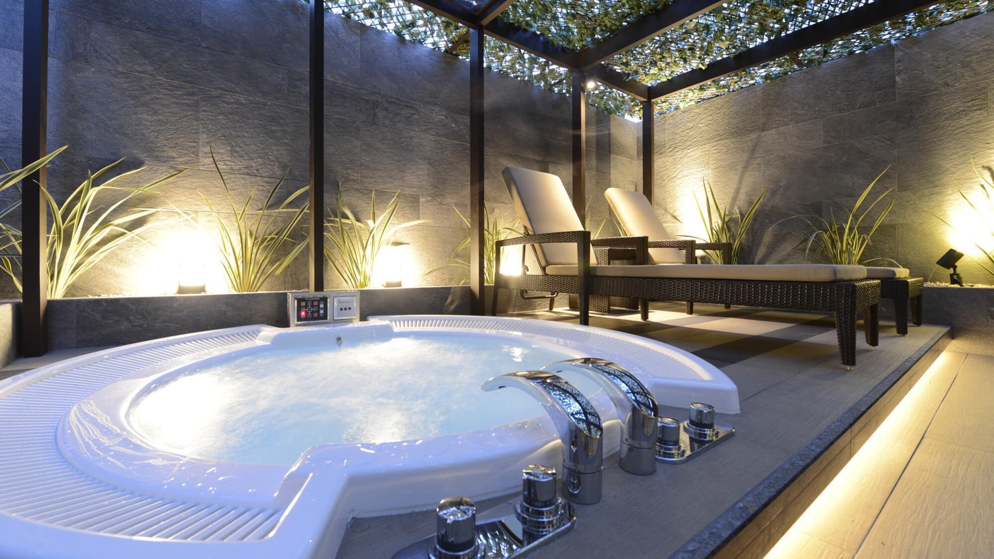 Open-air bath exclusively for Penthouse guests
