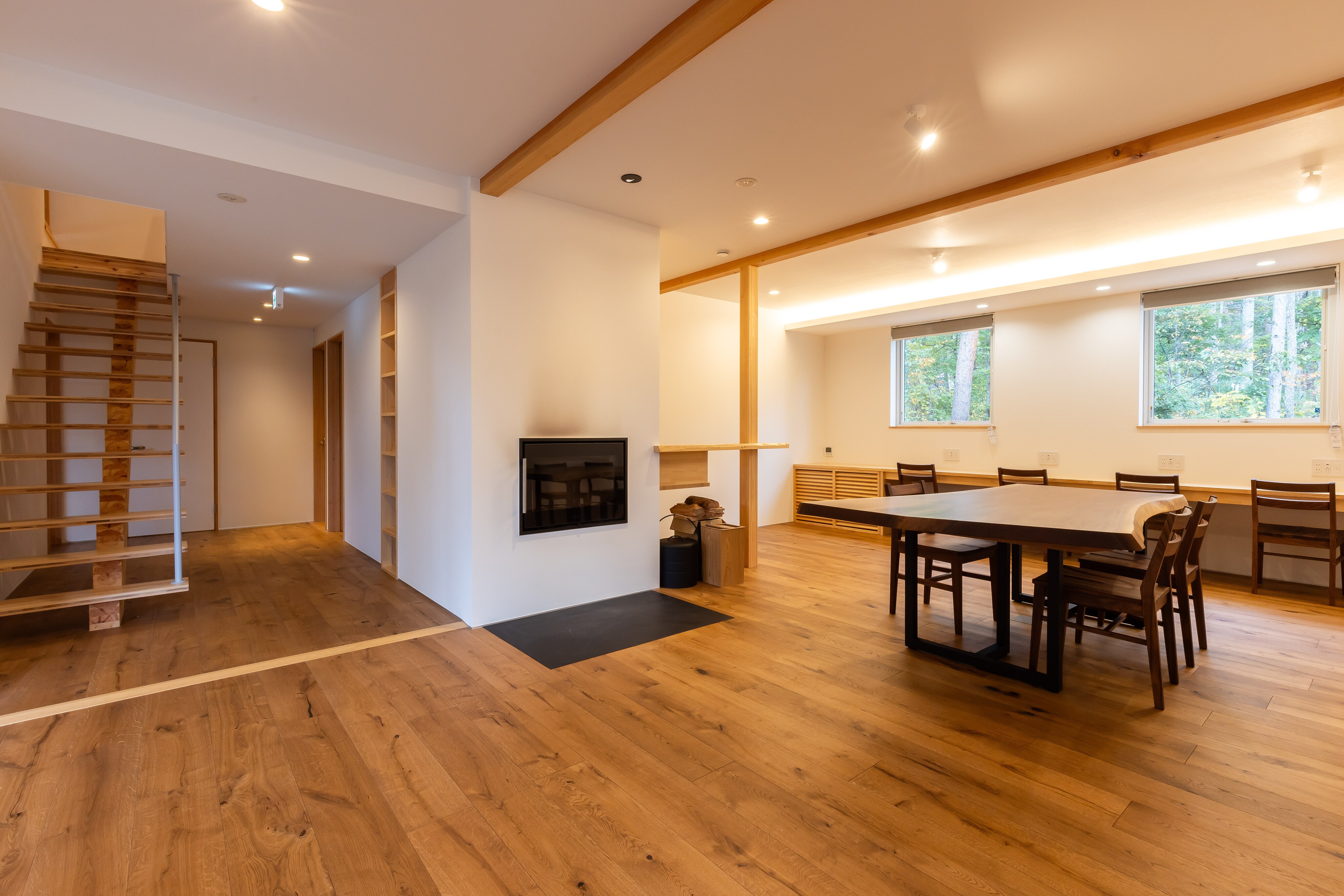 [1st floor living room] Enjoy some quality time at the table and counter made from solid wood.
