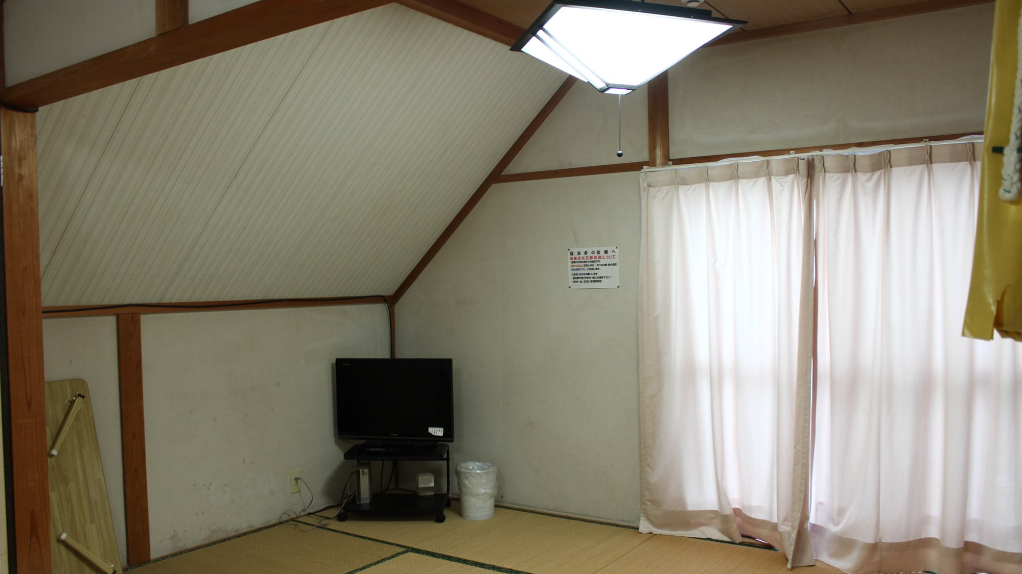 * Bungalow dua lantai, kamar bergaya Jepang di lantai dua