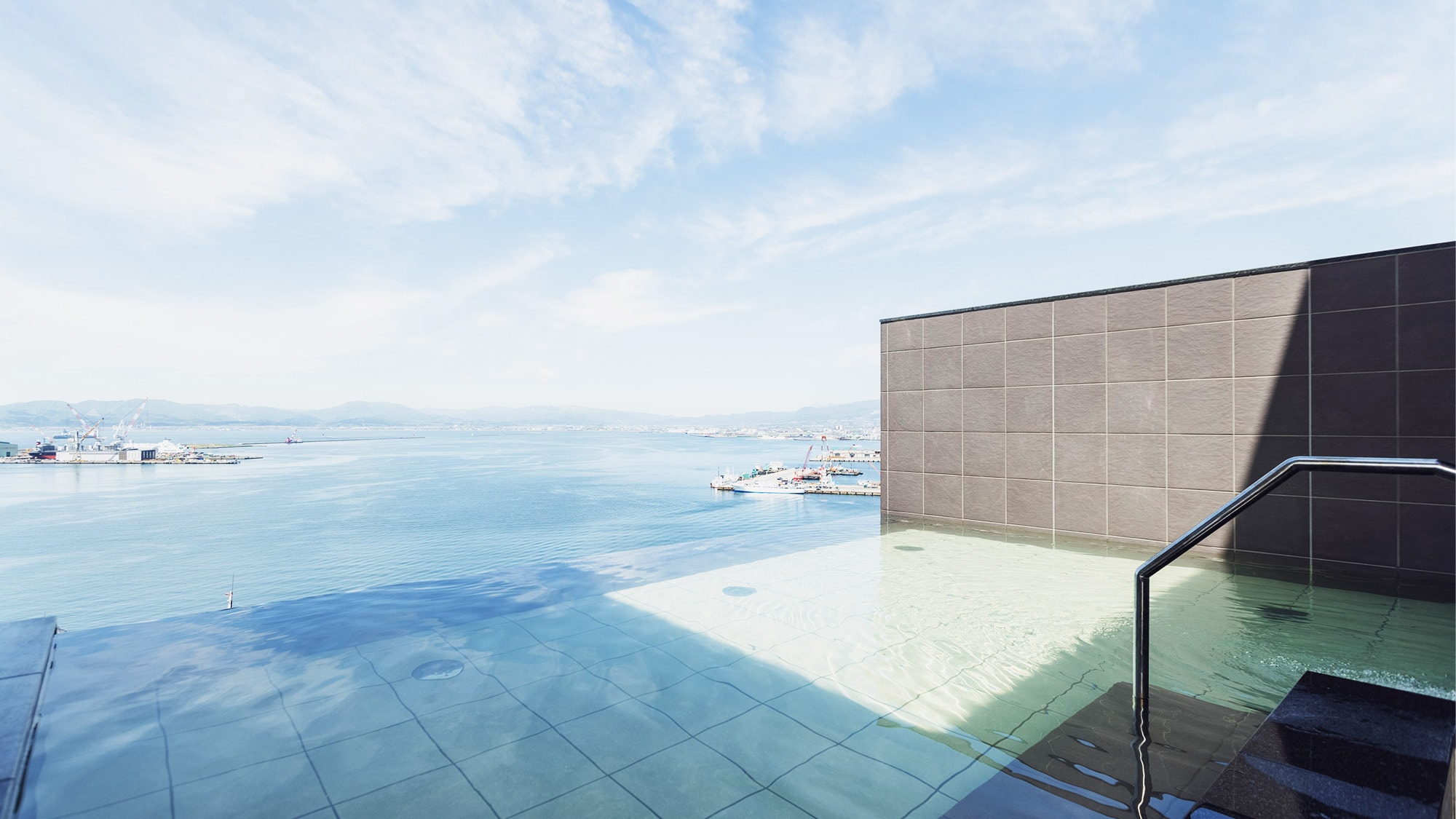 Open-air bath (ocean side) / Open-air bath with a panoramic view of Hakodate Bay