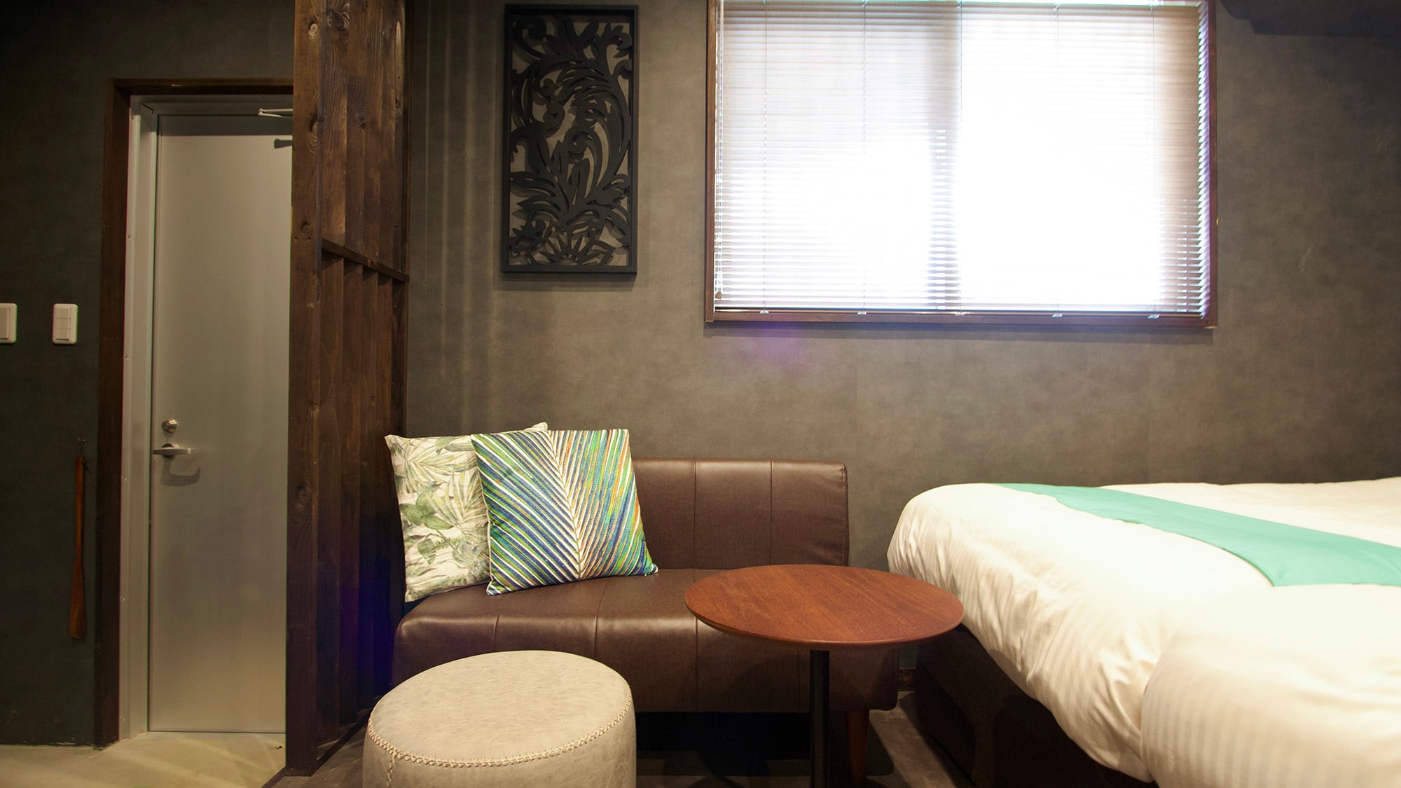 ・[Room] A window that lets in gentle light. A room with a Ryukyu modern feel.