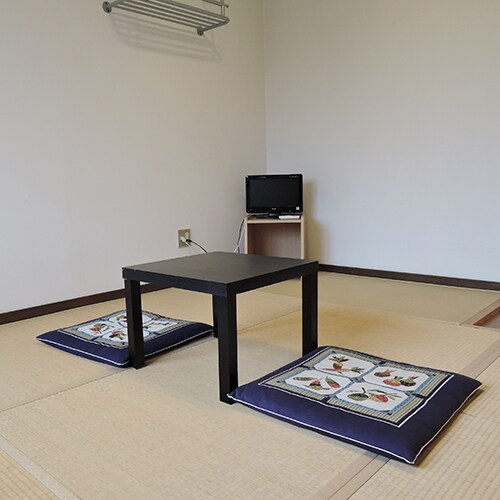 *[Example of a Japanese-style room] An 8-tatami Japanese-style room in the annex. It is connected to the main building by a corridor.