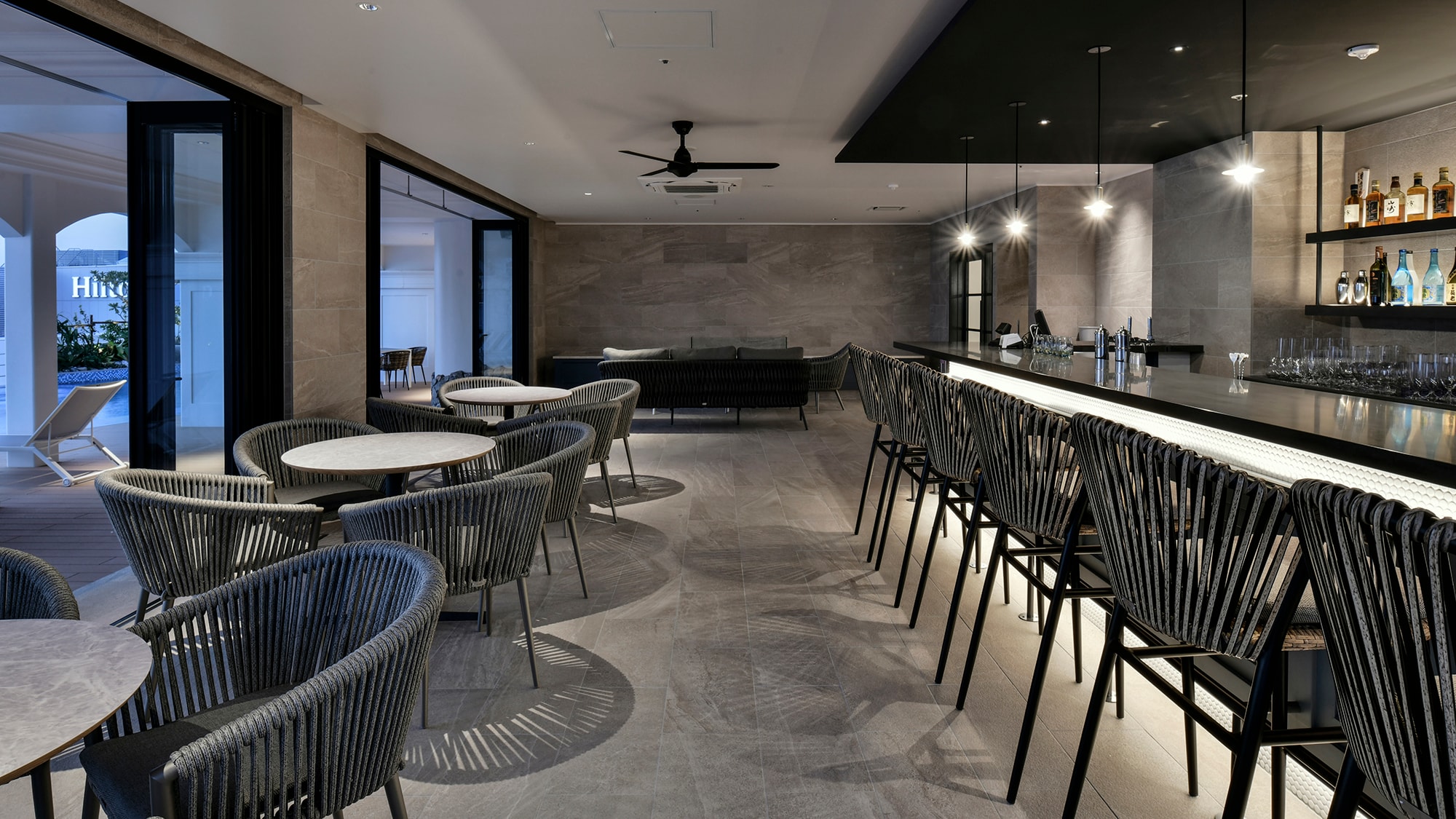 本馆顶层（8楼）设有酒吧