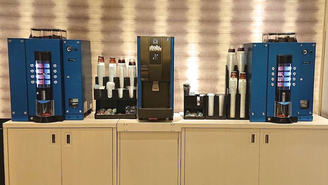 Layanan minuman selamat datang seperti kopi dan kakao di lobi depan