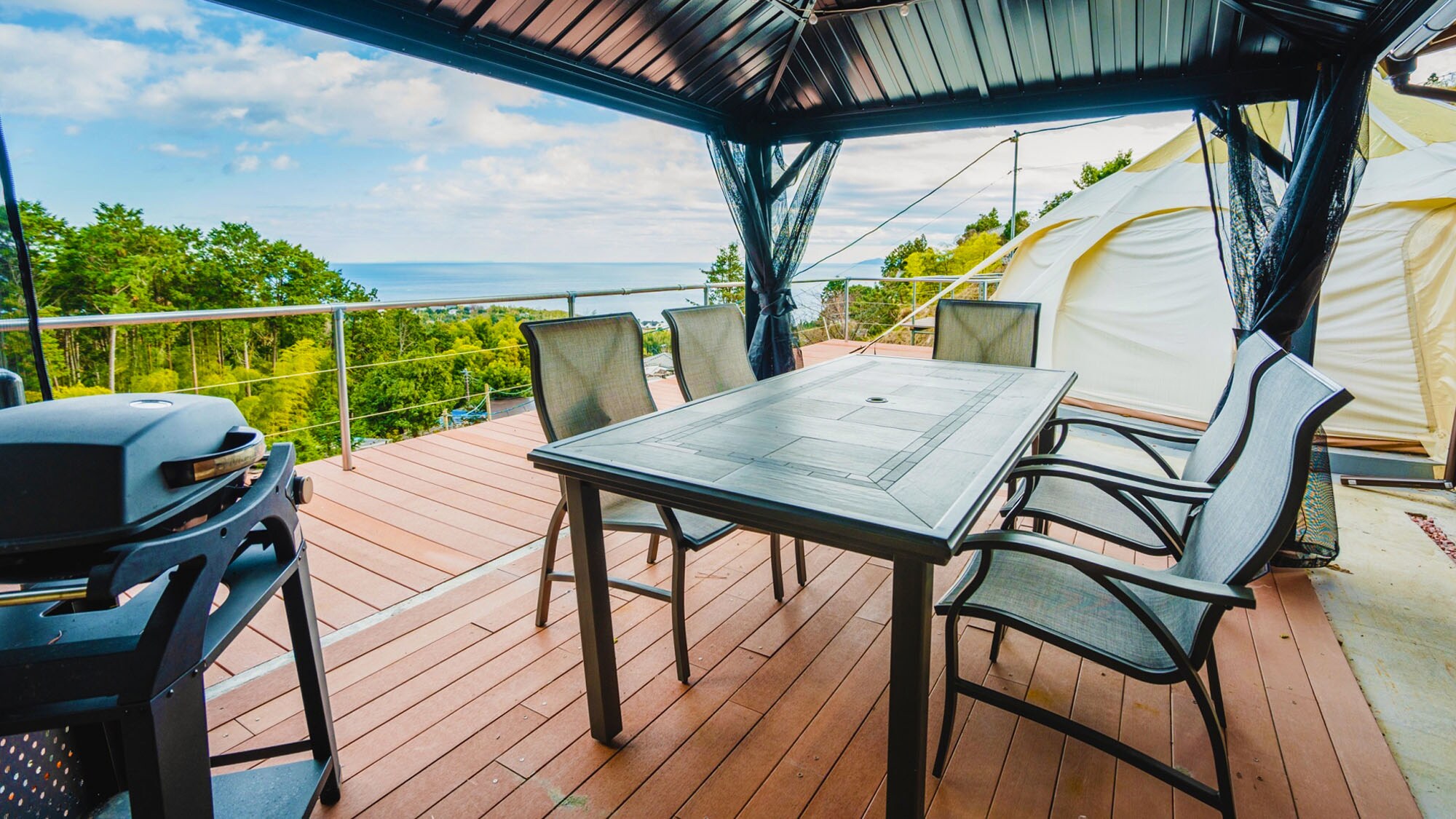 ・[Lều chuông A] Thưởng thức tiệc nướng BBQ và ngắm cảnh ngoạn mục trên boong riêng của bạn