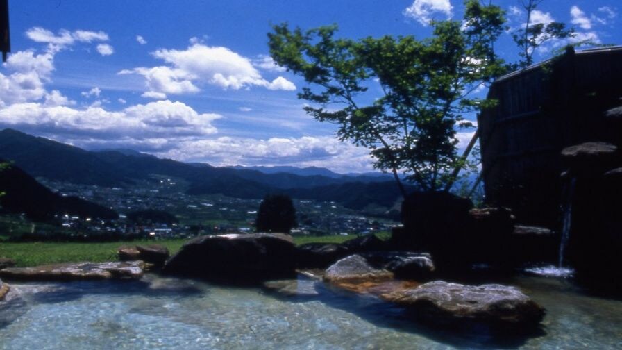 露天浴池 * 富之汤 * 一边浸泡在天然温泉中，一边俯瞰信州和善光寺平的群山。