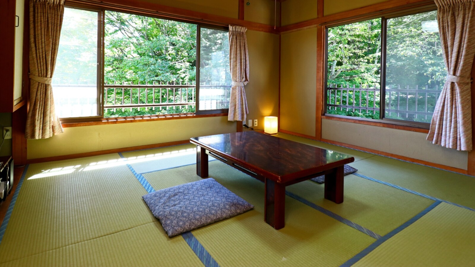 <Japanese-style room with toilet> A simple Japanese-style room where you can enjoy the seasonal scenery. (1)