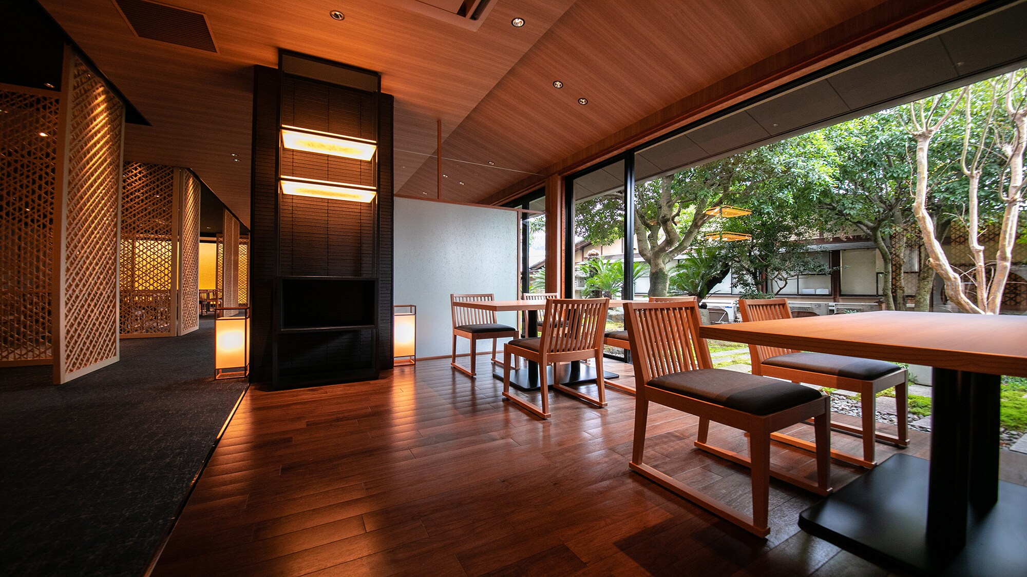 Restoran: Makan malam disajikan mulai pukul 18.00 hingga 19.00. Sarapan disajikan mulai pukul 07.00 hingga 09.00.