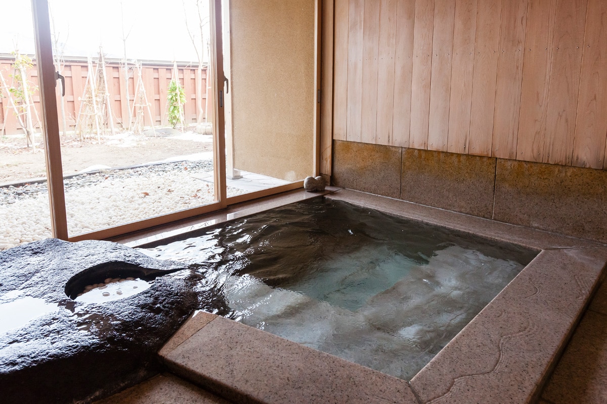 [Kamar F tipe “Hiiragi”] Pemandian semi terbuka