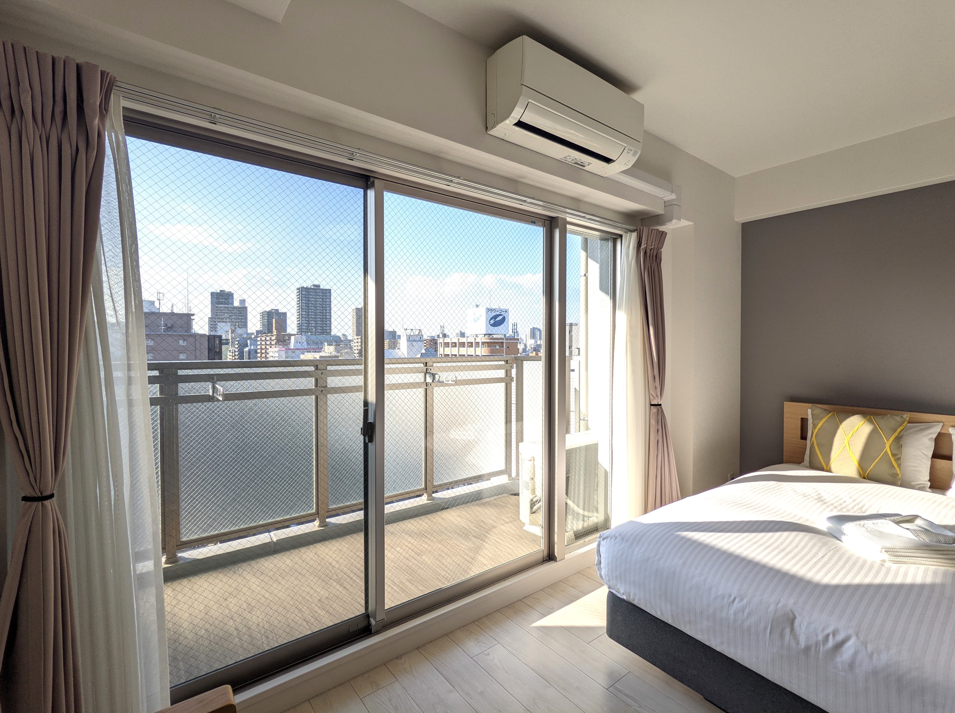 Top floor_double bed x2_view_balcony