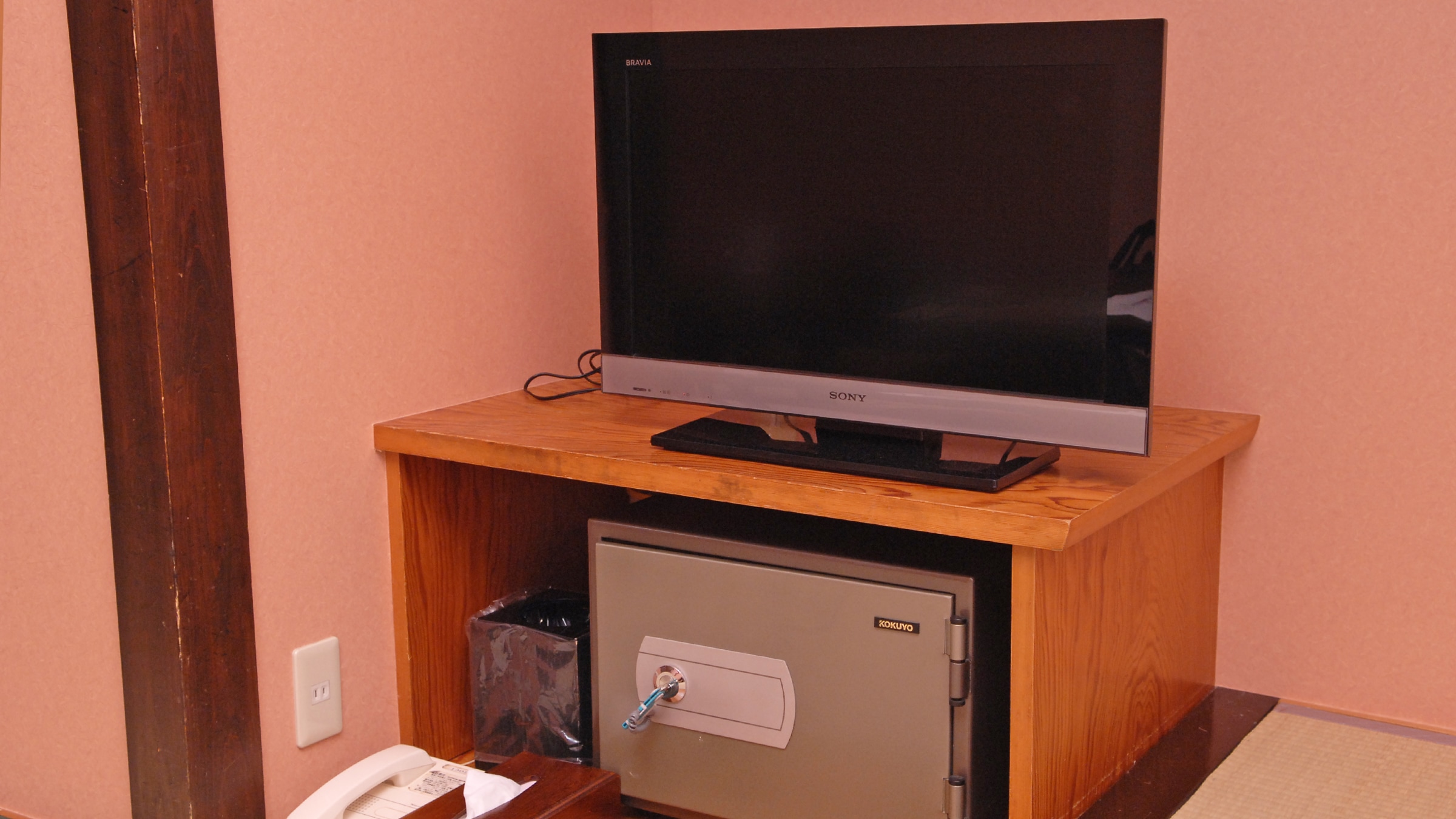[Room] New building Japanese-style room on the street side TV safe